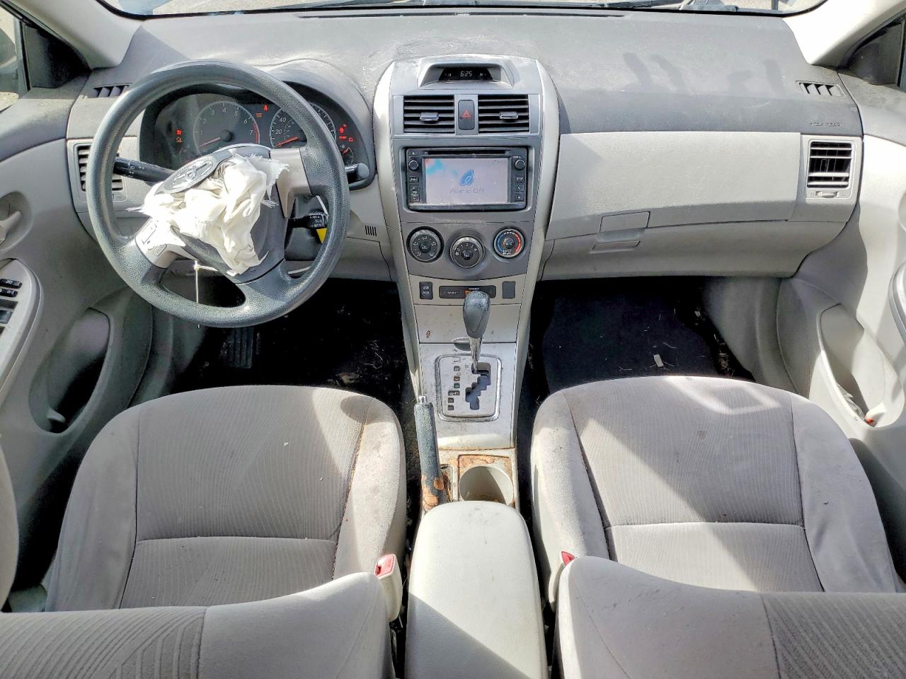 2013 TOYOTA COROLLA LE photo 8