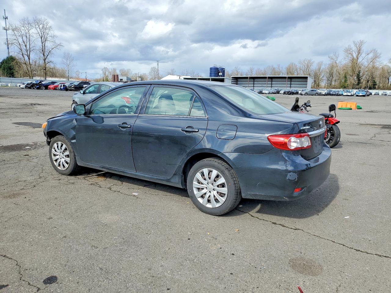 2013 TOYOTA COROLLA LE photo 2