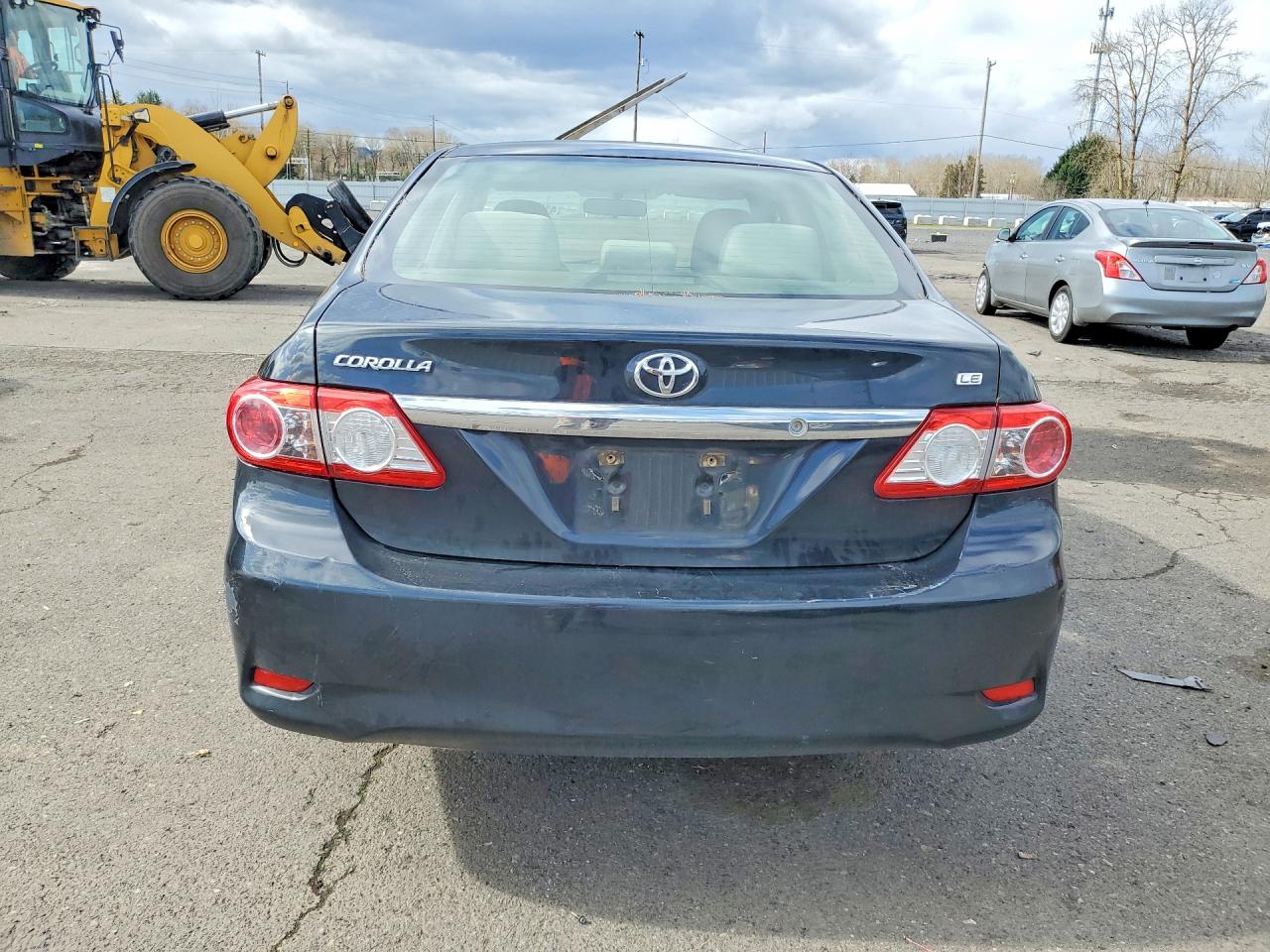 2013 TOYOTA COROLLA LE photo 6