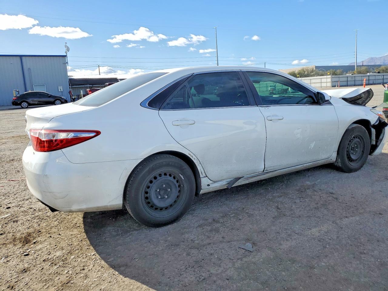 2015 TOYOTA CAMRY LE photo 3