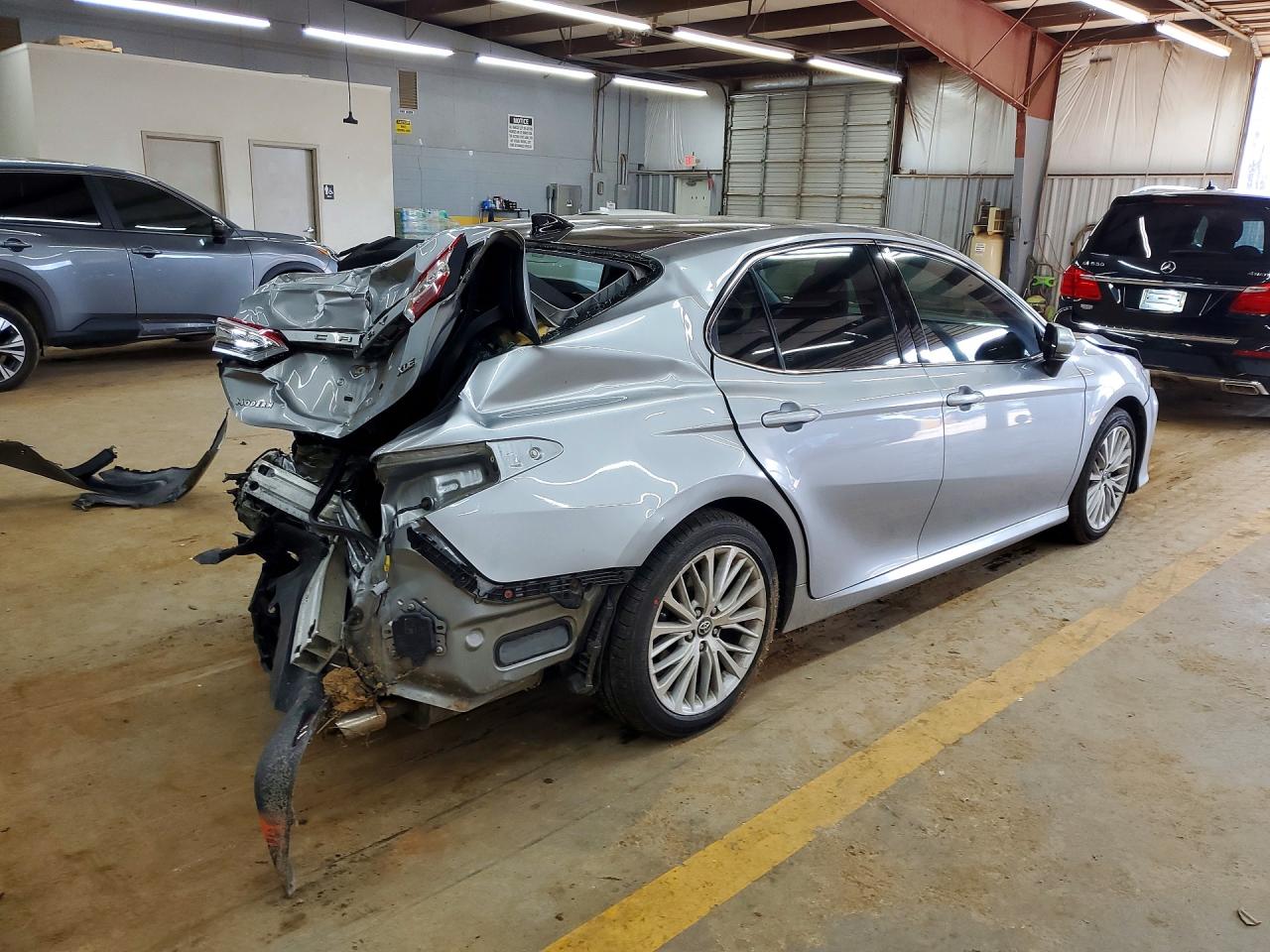 2019 TOYOTA CAMRY XLE photo 3
