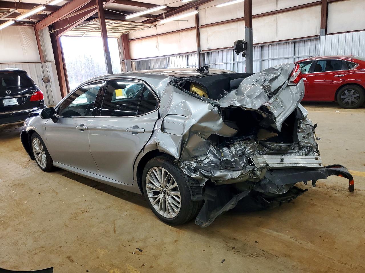 2019 TOYOTA CAMRY XLE photo 2