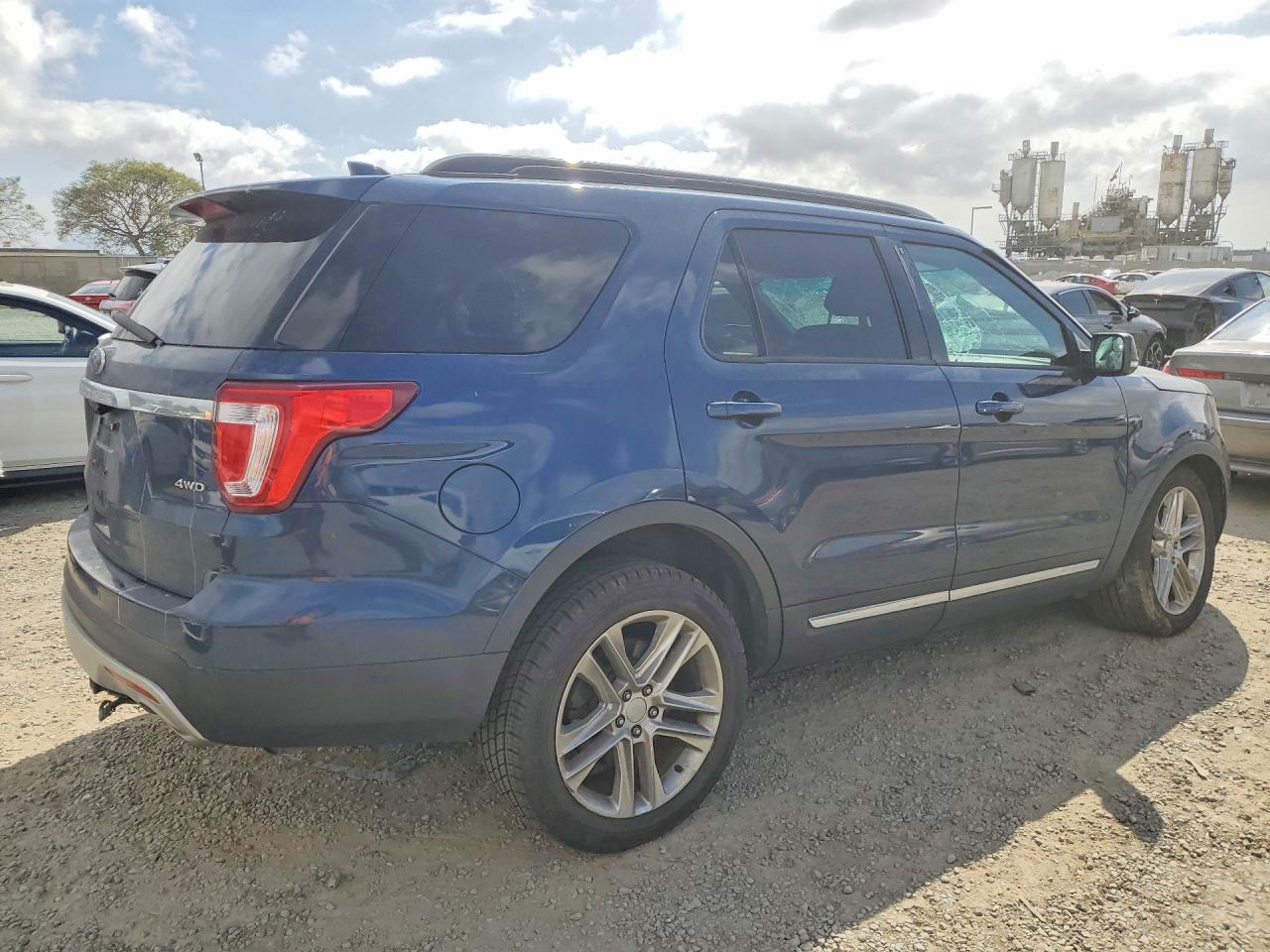 2017 FORD EXPLORER XLT photo 5