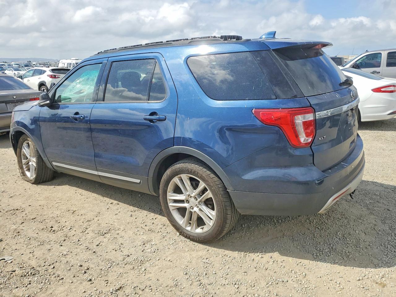 2017 FORD EXPLORER XLT photo 3