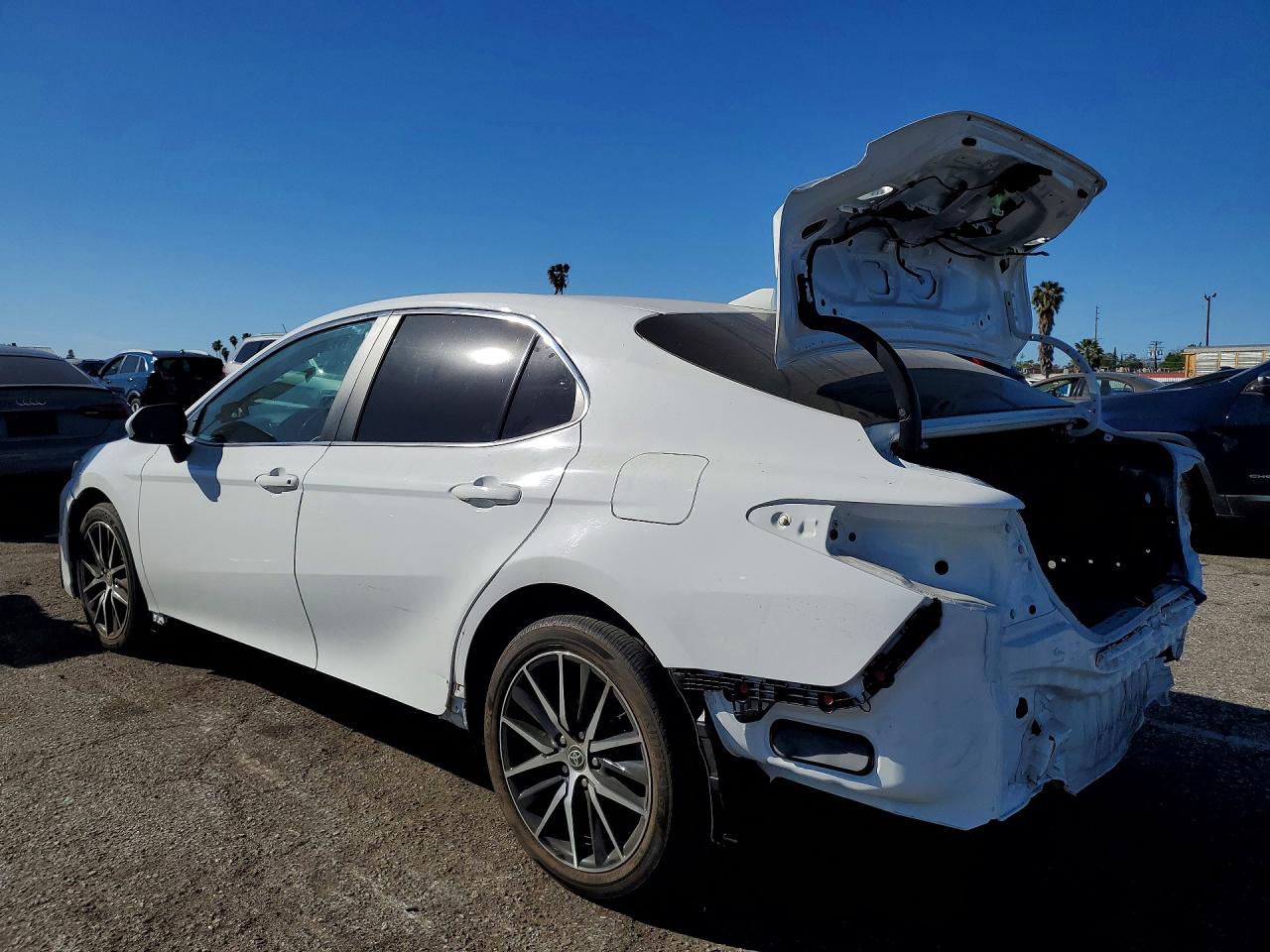 2021 TOYOTA CAMRY SE photo 3