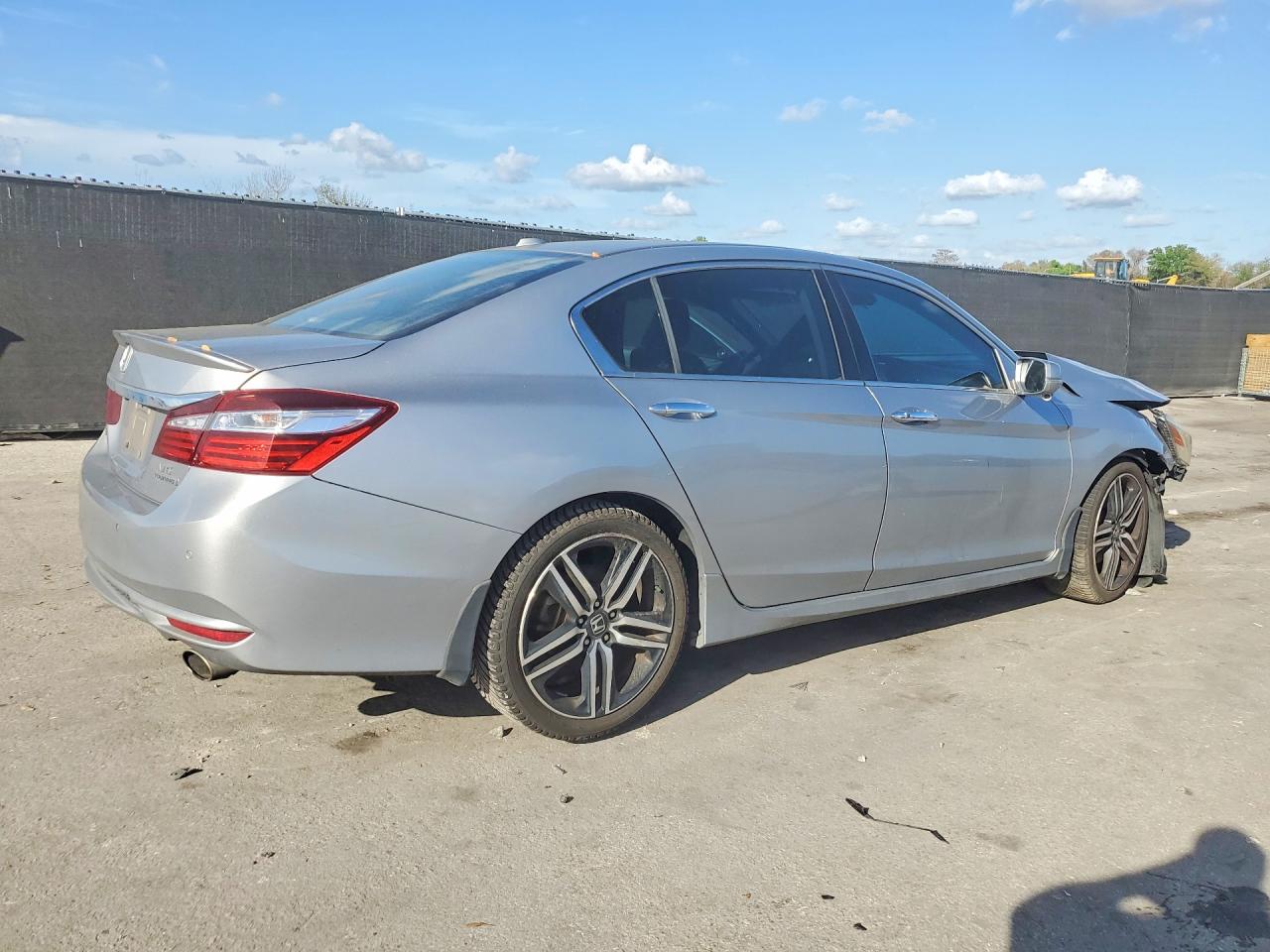 2017 HONDA ACCORD TOURING photo 3