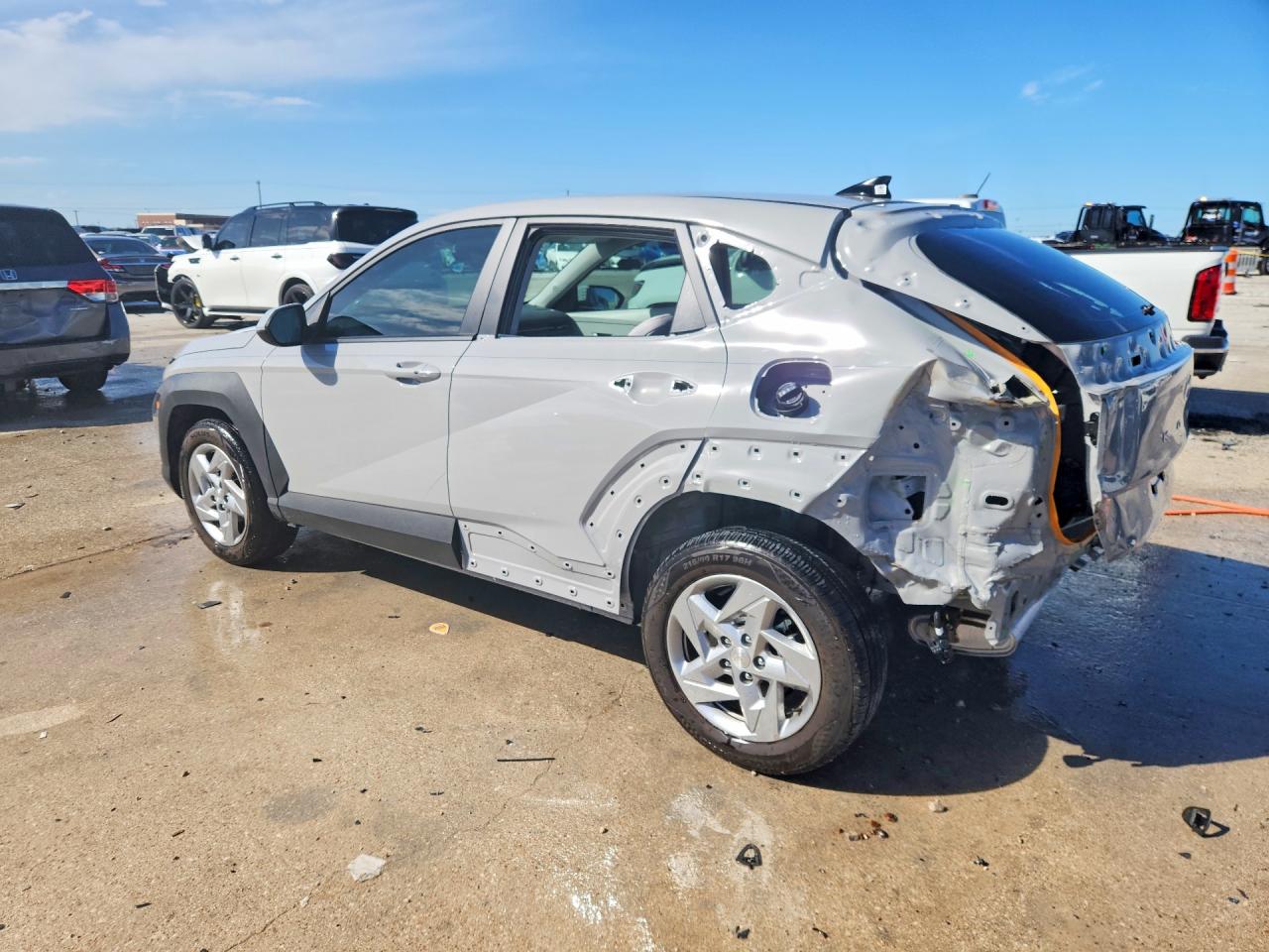 2025 HYUNDAI KONA SE photo 3