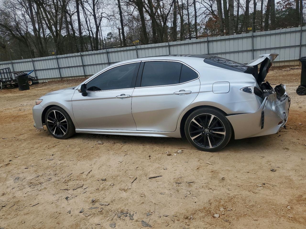 2018 TOYOTA CAMRY XSE photo 3