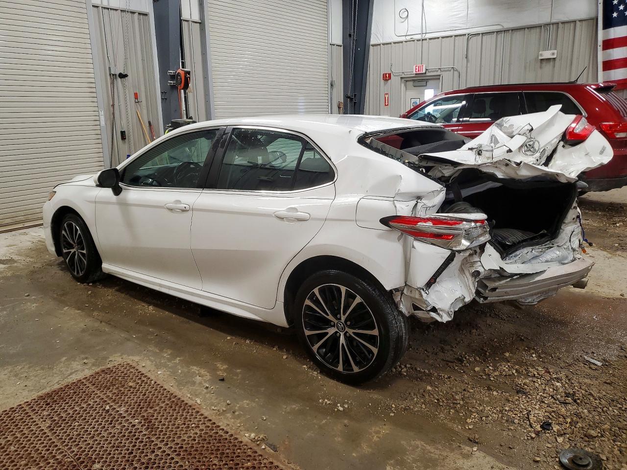 2018 TOYOTA CAMRY SE photo 4
