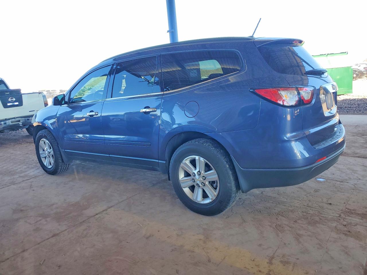 2014 CHEVROLET TRAVERSE LT photo 2