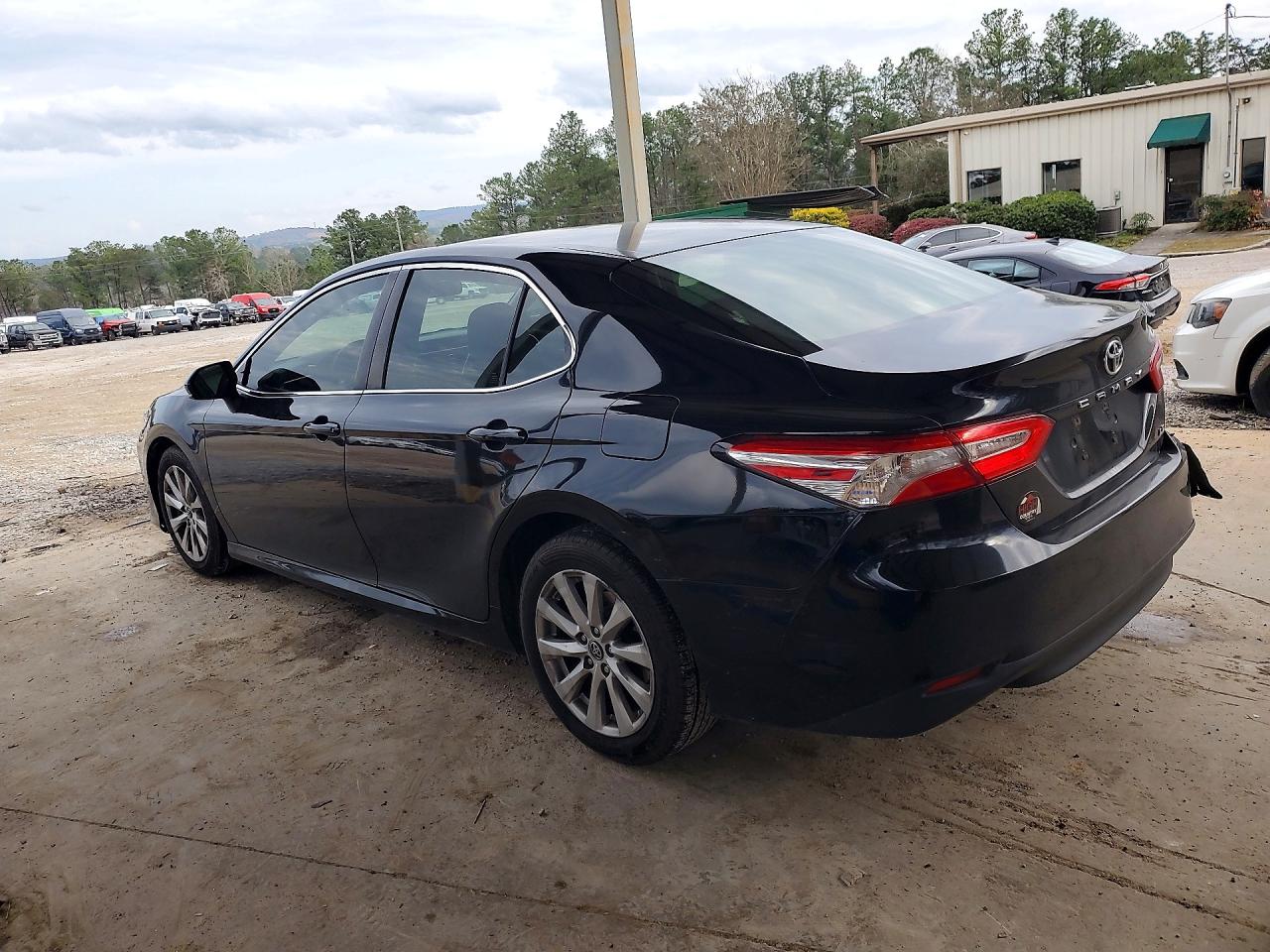 2018 TOYOTA CAMRY LE photo 2