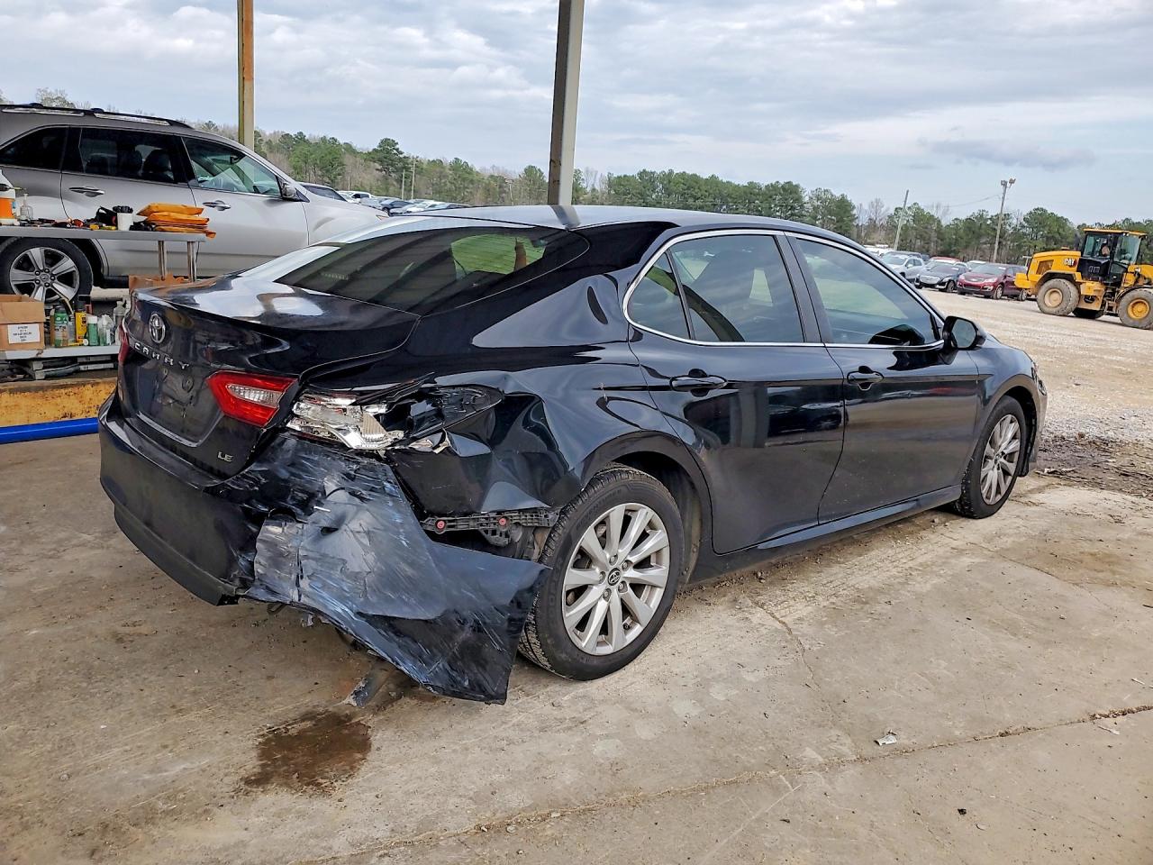 2018 TOYOTA CAMRY LE photo 3