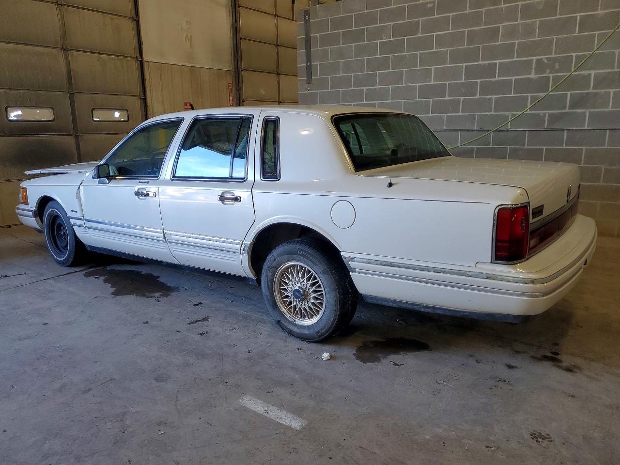 1994 LINCOLN TOWN CAR SIGNATURE photo 3
