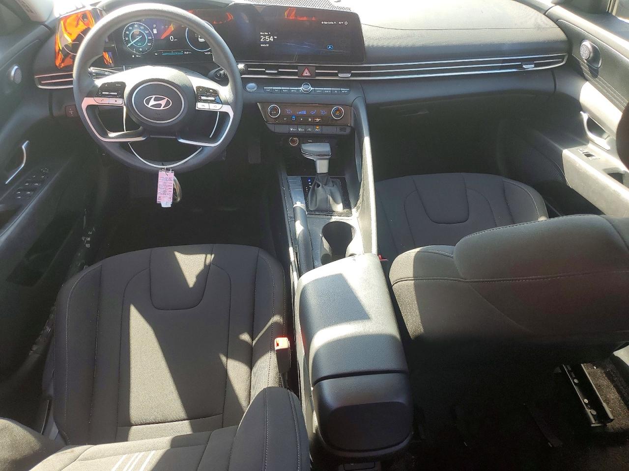 2024 HYUNDAI ELANTRA SEL photo 8