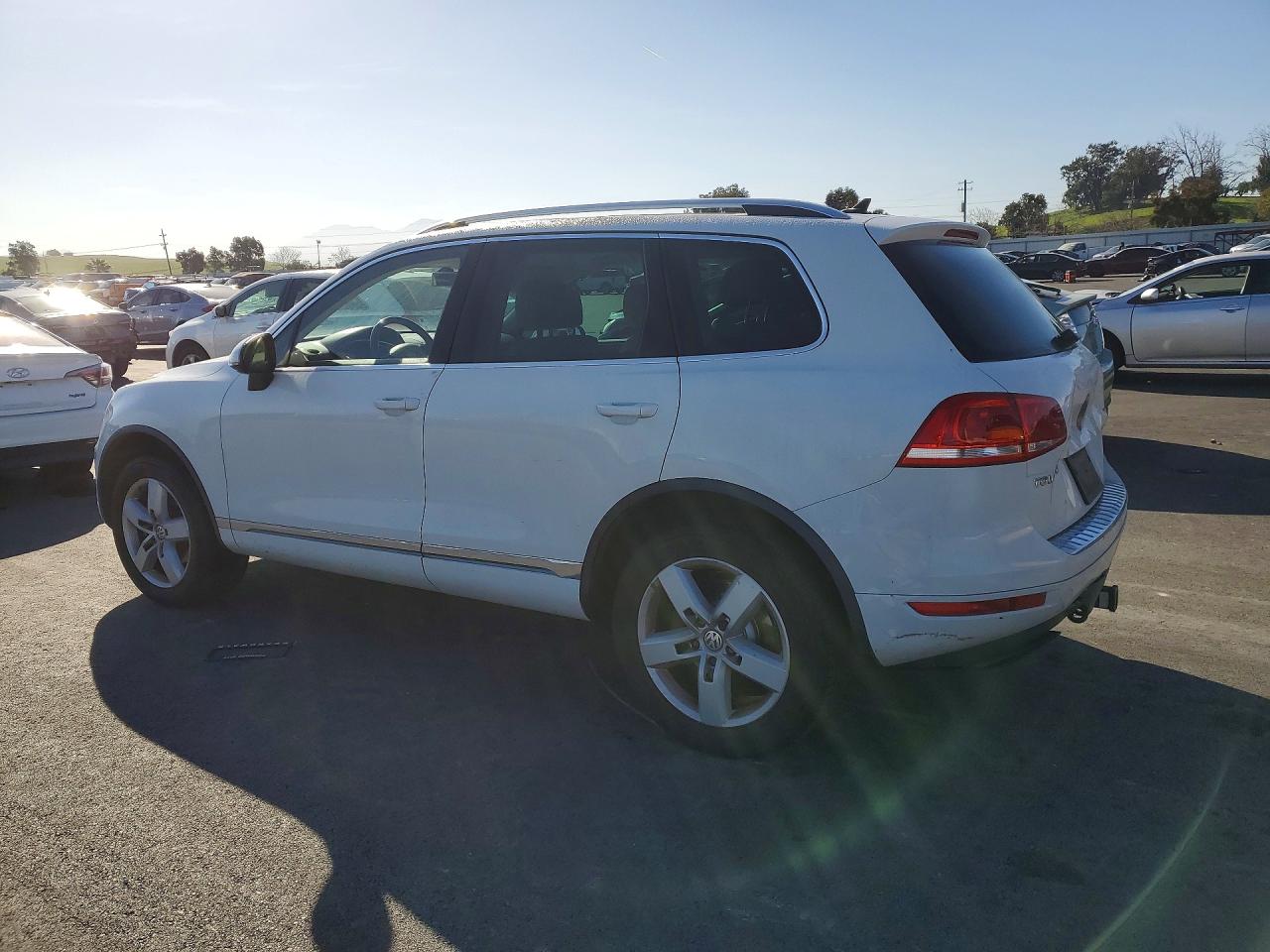 2013 VOLKSWAGEN TOUAREG V6 photo 3