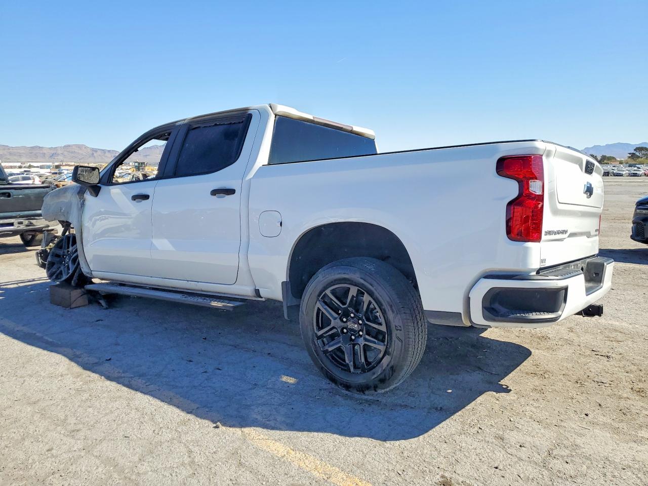 2024 CHEVROLET SILVERADO C1500 CUSTOM photo 2
