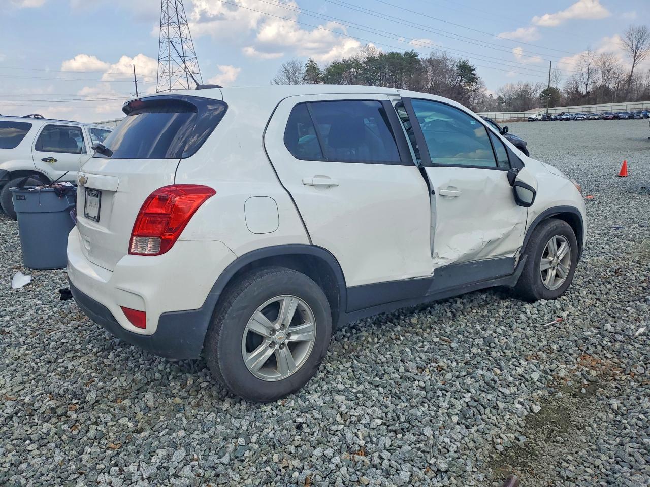 2020 CHEVROLET TRAX LS photo 3