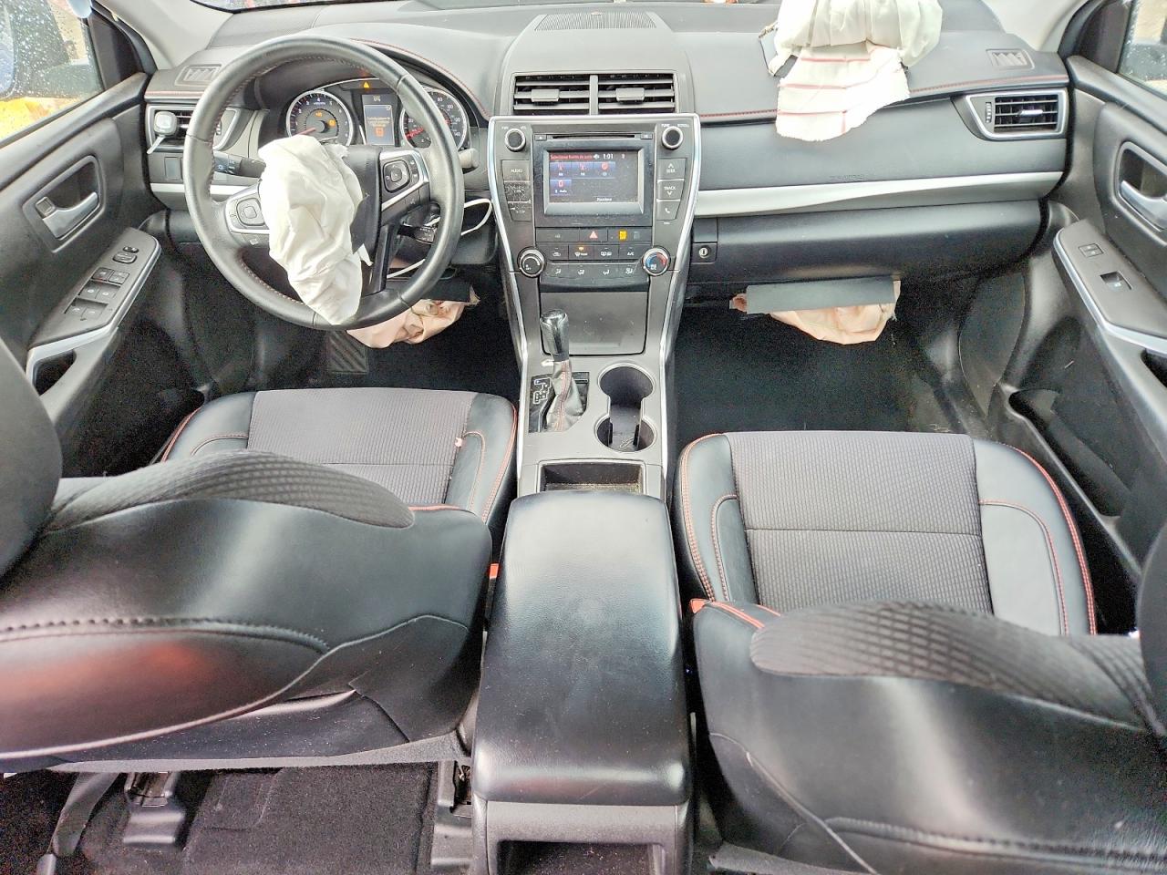 2016 TOYOTA CAMRY SE photo 15