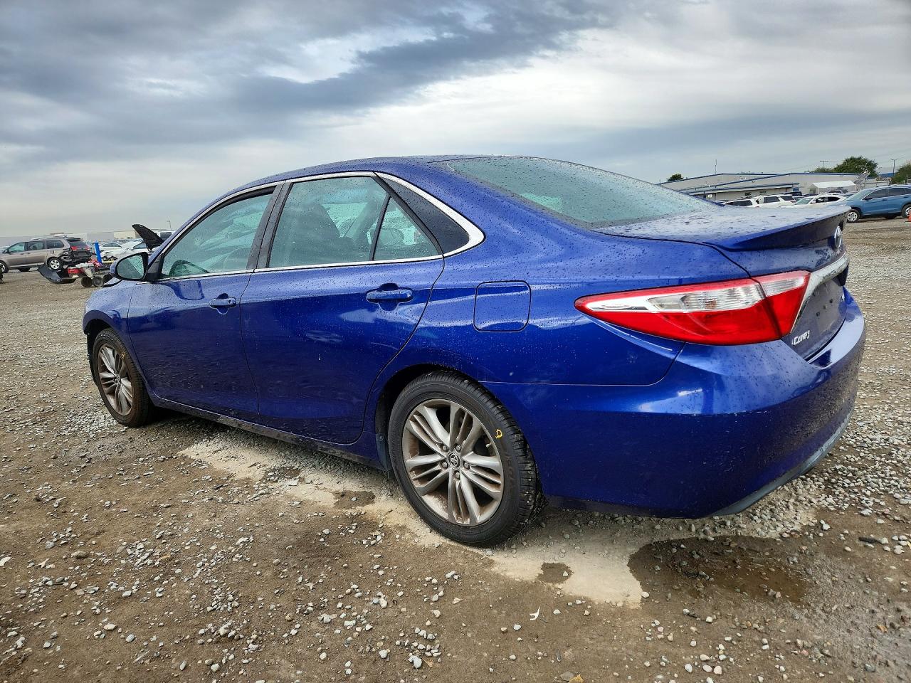 2016 TOYOTA CAMRY SE photo 3