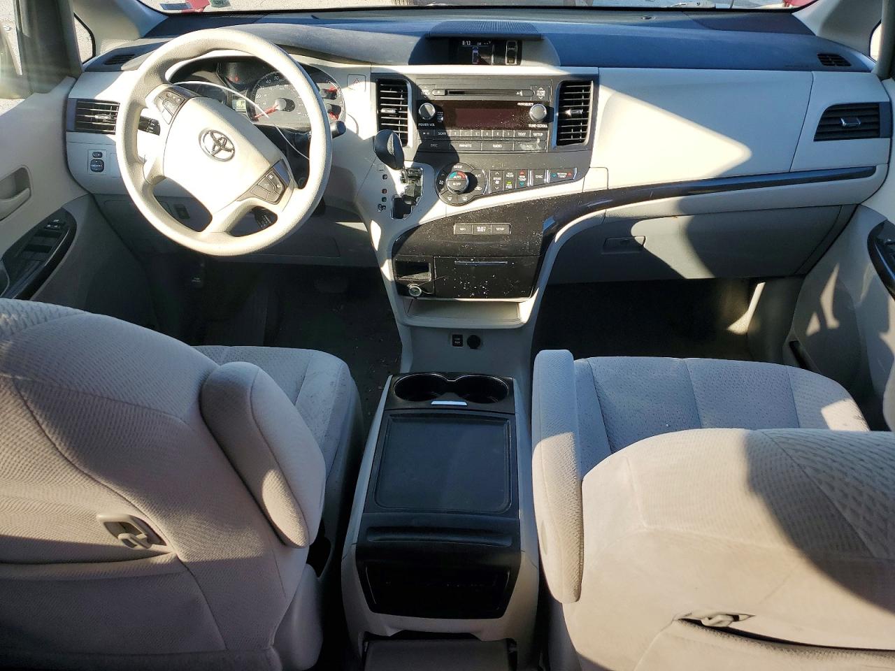 2013 TOYOTA SIENNA LE 8-PASSENGER photo 15