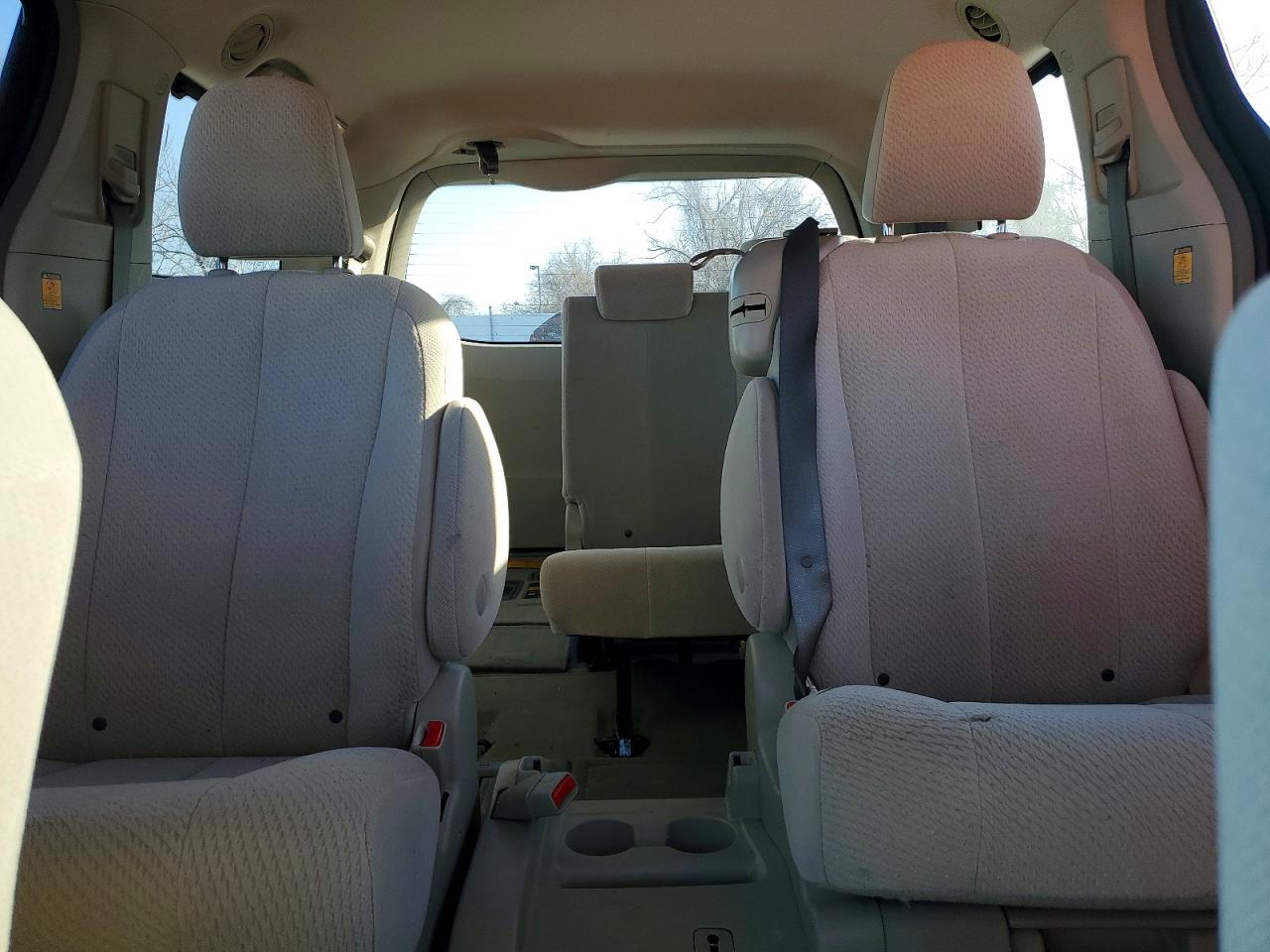 2013 TOYOTA SIENNA LE 8-PASSENGER photo 19