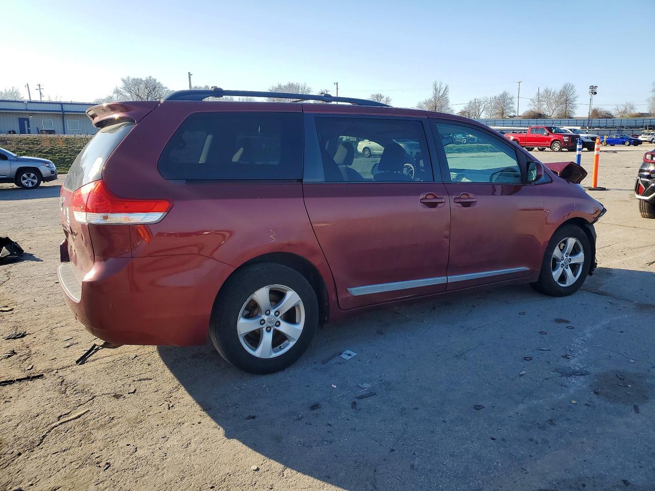 2013 TOYOTA SIENNA LE 8-PASSENGER photo 5