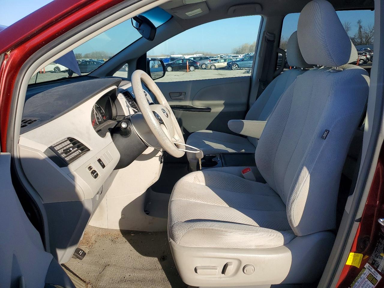 2013 TOYOTA SIENNA LE 8-PASSENGER photo 13