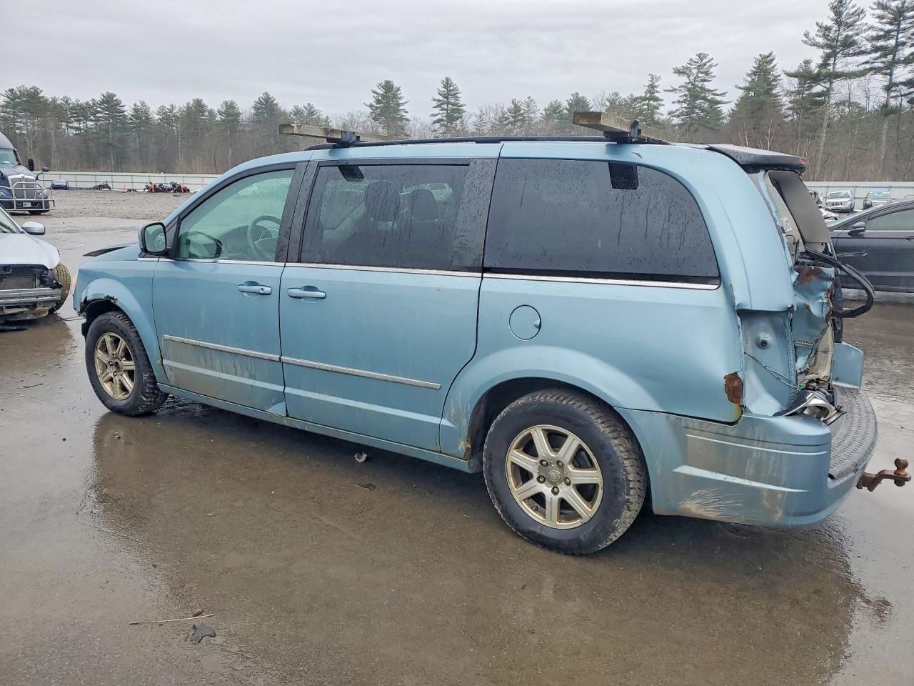2010 CHRYSLER TOWN & COUNTRY TOURING photo 3