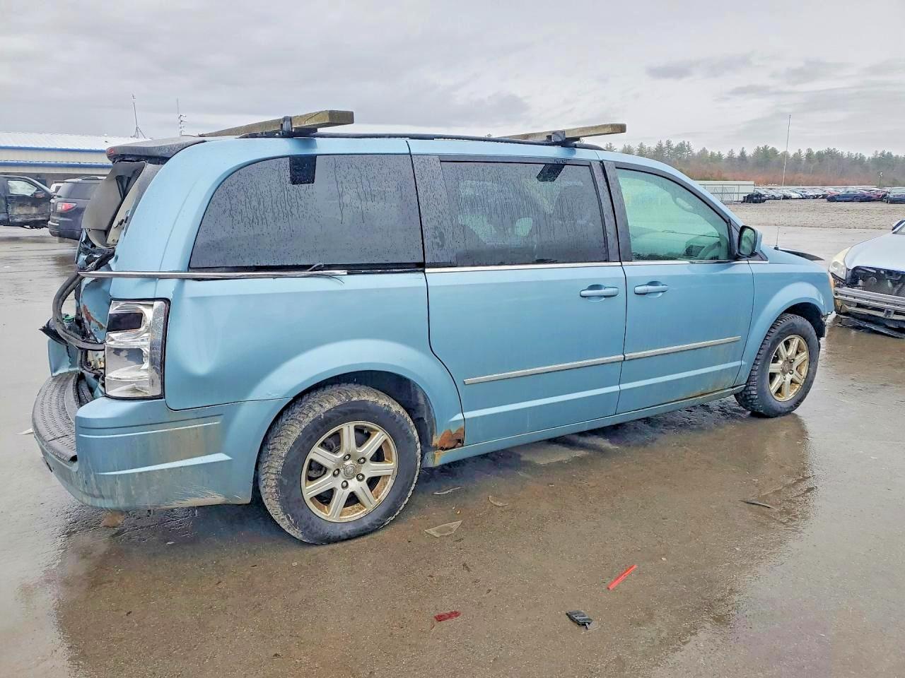 2010 CHRYSLER TOWN & COUNTRY TOURING photo 5
