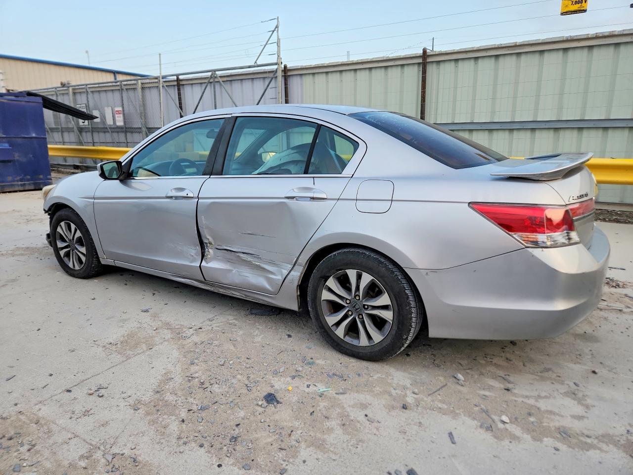2011 HONDA ACCORD LX photo 3