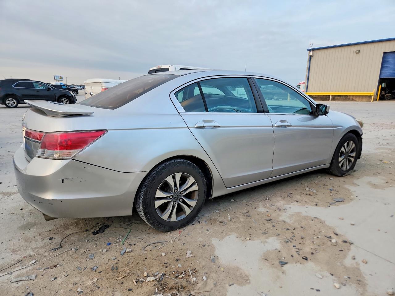 2011 HONDA ACCORD LX photo 5