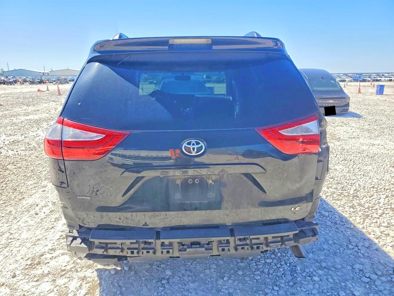 2016 TOYOTA SIENNA LE 8-PASSENGER photo 6