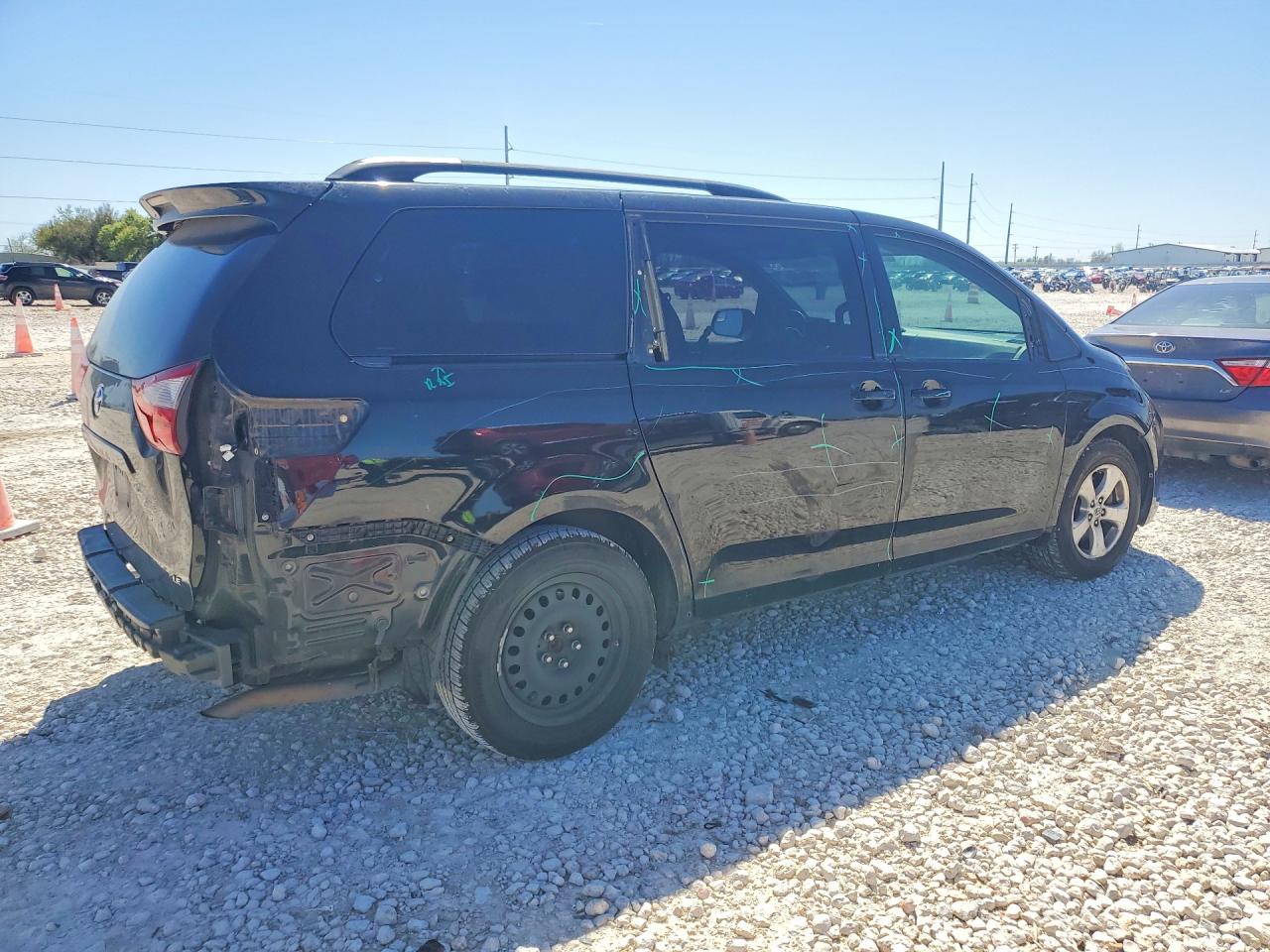 2016 TOYOTA SIENNA LE 8-PASSENGER photo 3