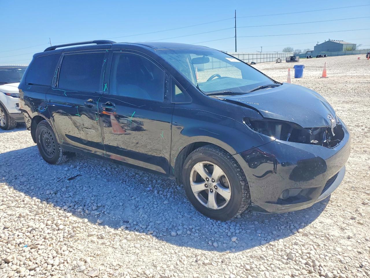 2016 TOYOTA SIENNA LE 8-PASSENGER photo 4
