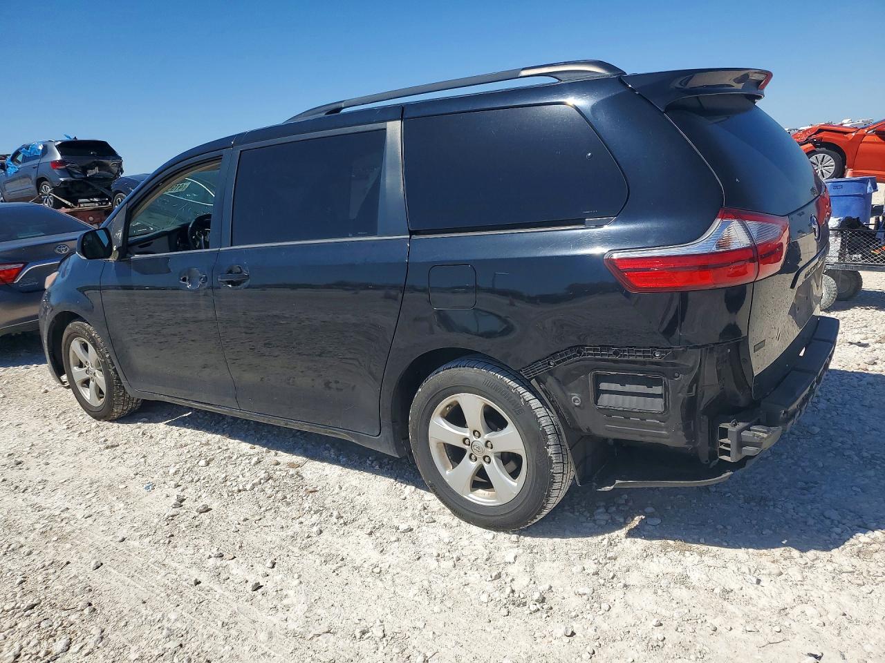 2016 TOYOTA SIENNA LE 8-PASSENGER photo 2