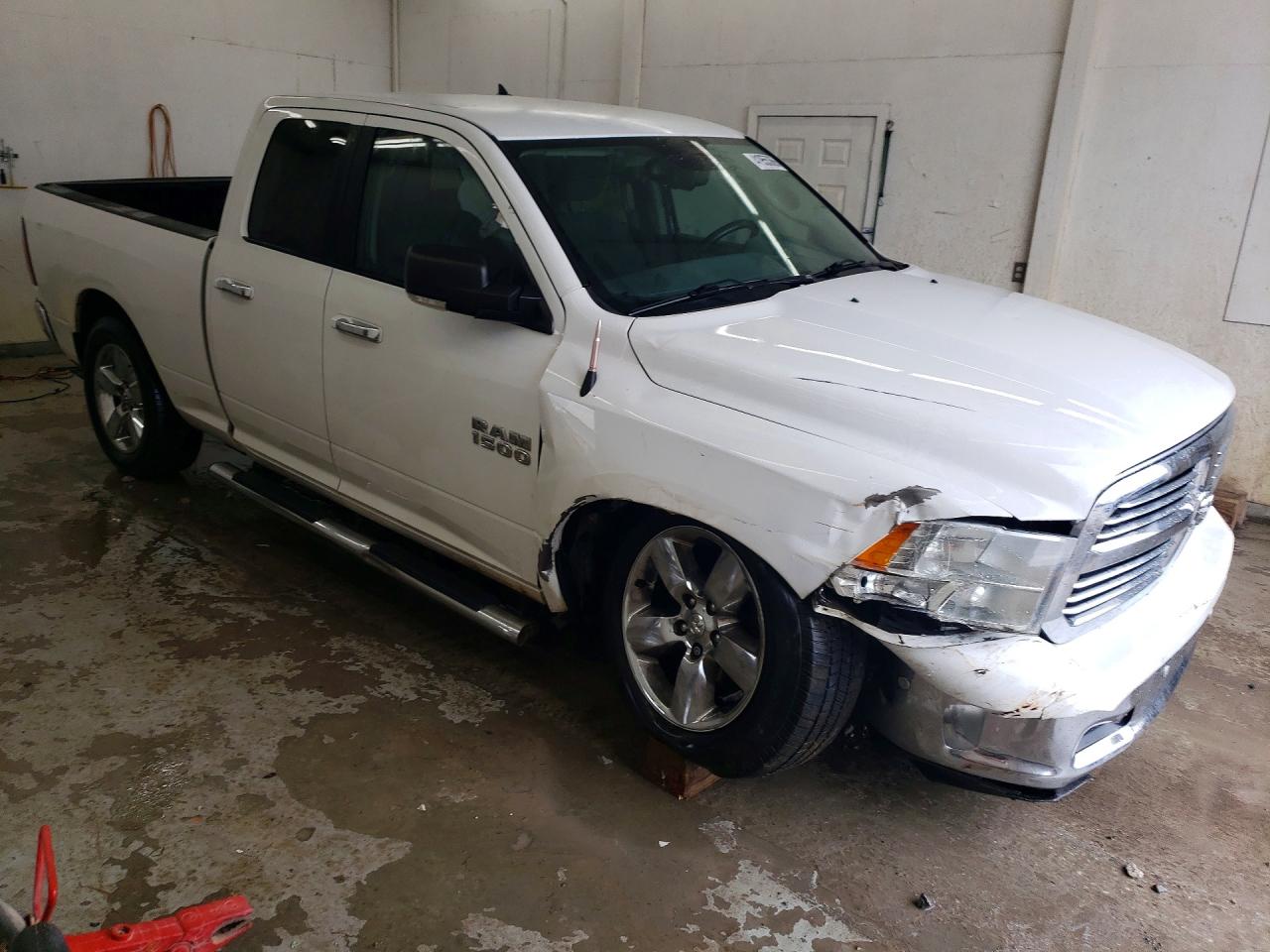 2017 RAM 1500 SLT photo 4