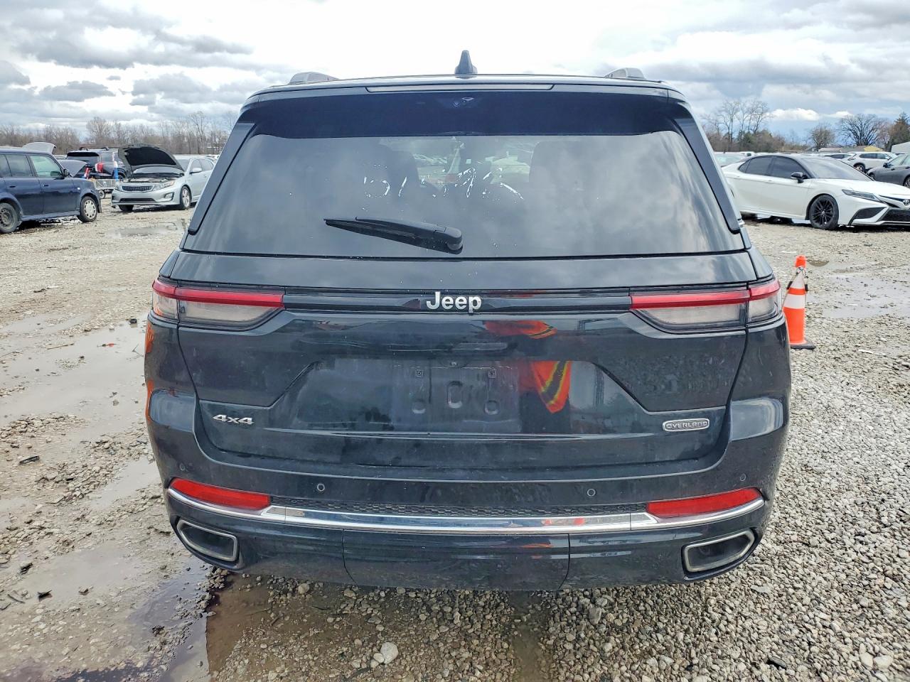 2023 JEEP GRAND CHEROKEE OVERLAND photo 11