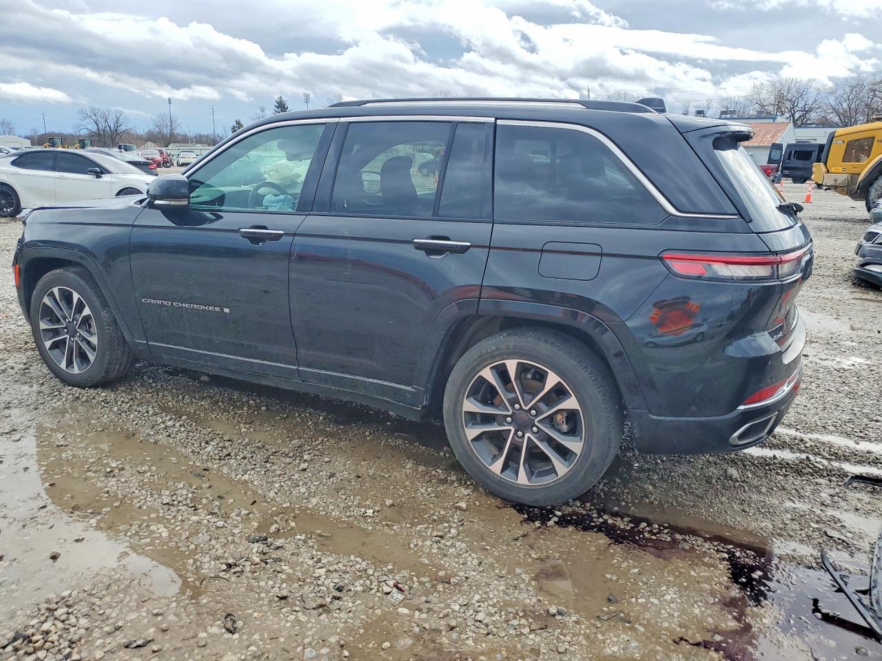 2023 JEEP GRAND CHEROKEE OVERLAND photo 3