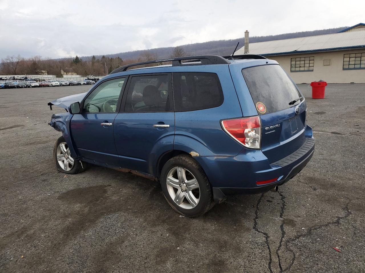 2010 SUBARU FORESTER photo 3