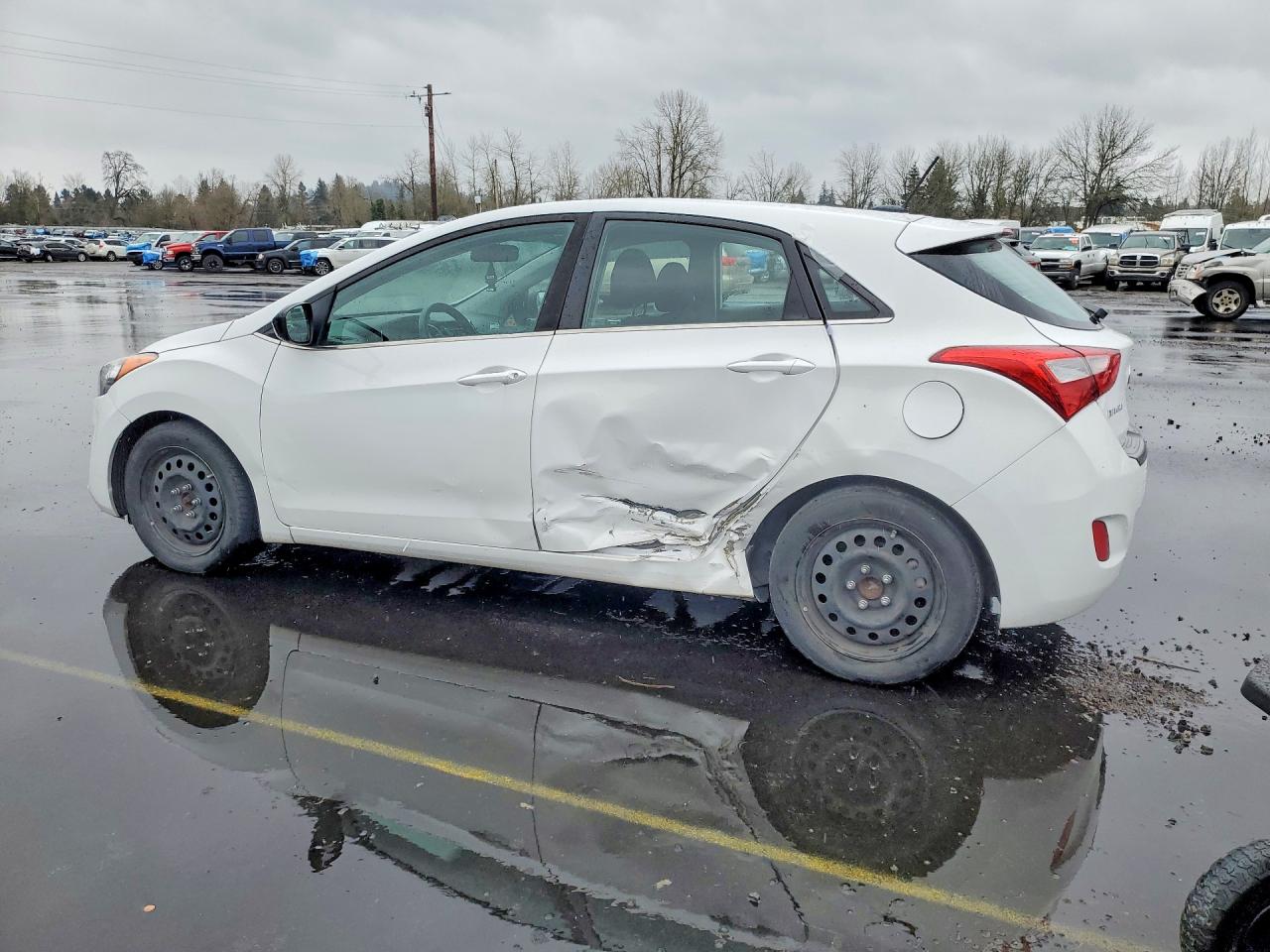 2017 HYUNDAI ELANTRA GT BASE photo 2