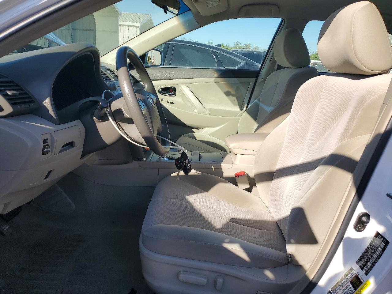 2011 TOYOTA CAMRY LE photo 13