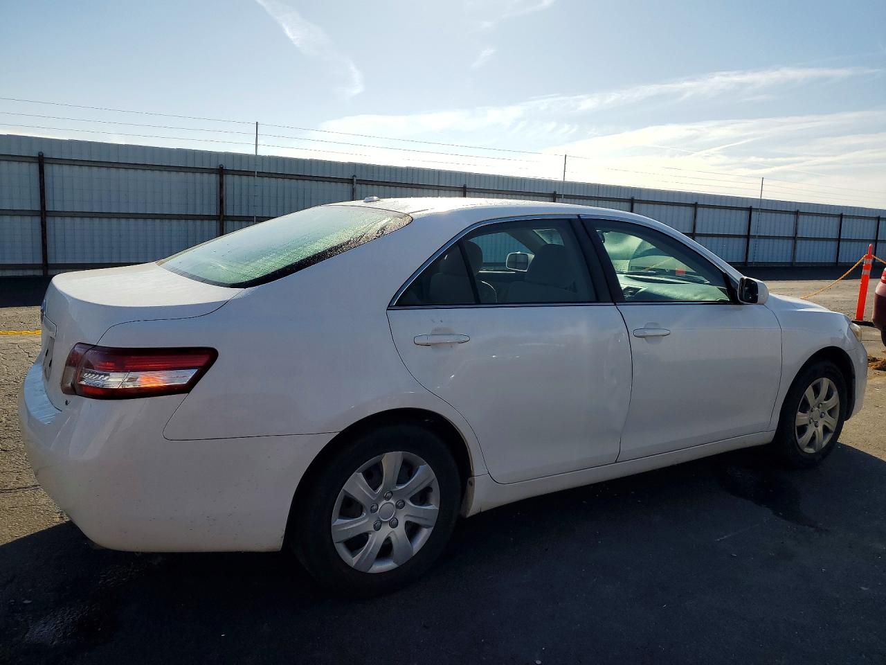 2011 TOYOTA CAMRY LE photo 5