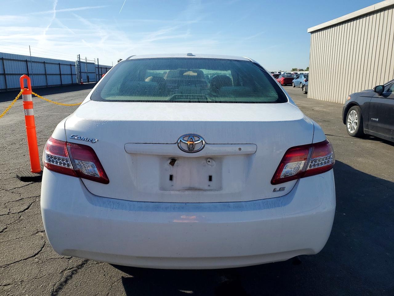 2011 TOYOTA CAMRY LE photo 11