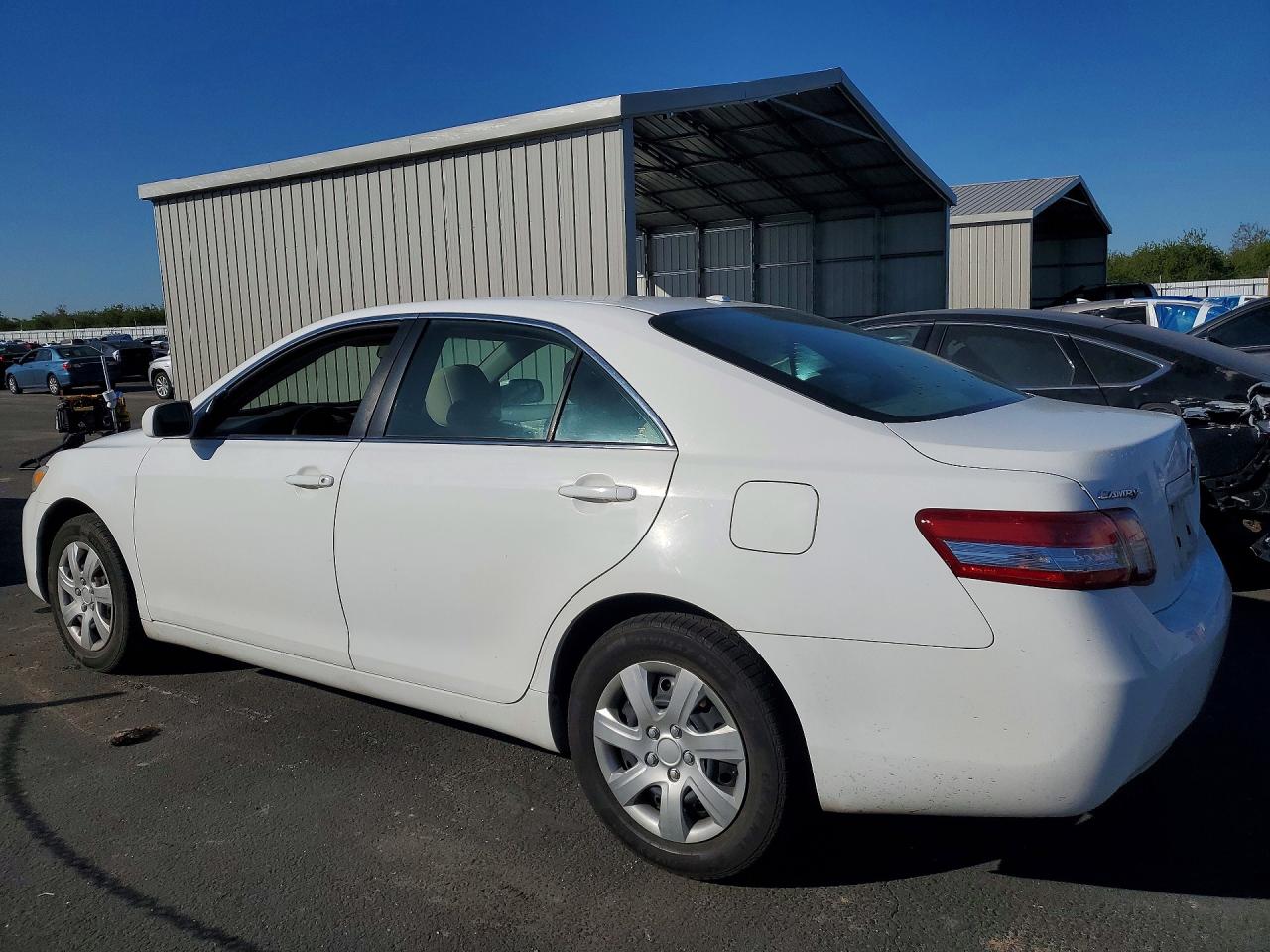 2011 TOYOTA CAMRY LE photo 3
