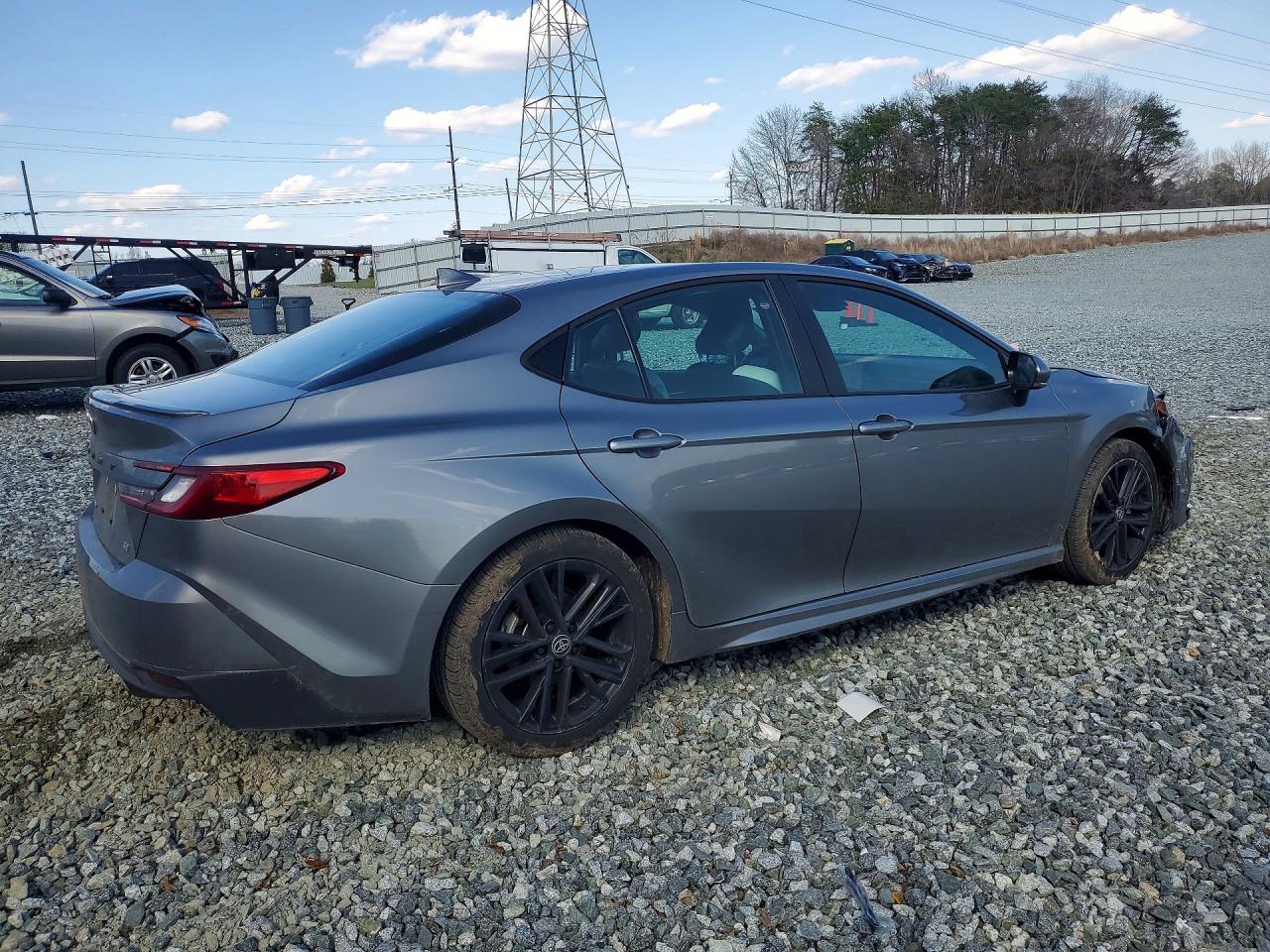 2025 TOYOTA CAMRY SE photo 3