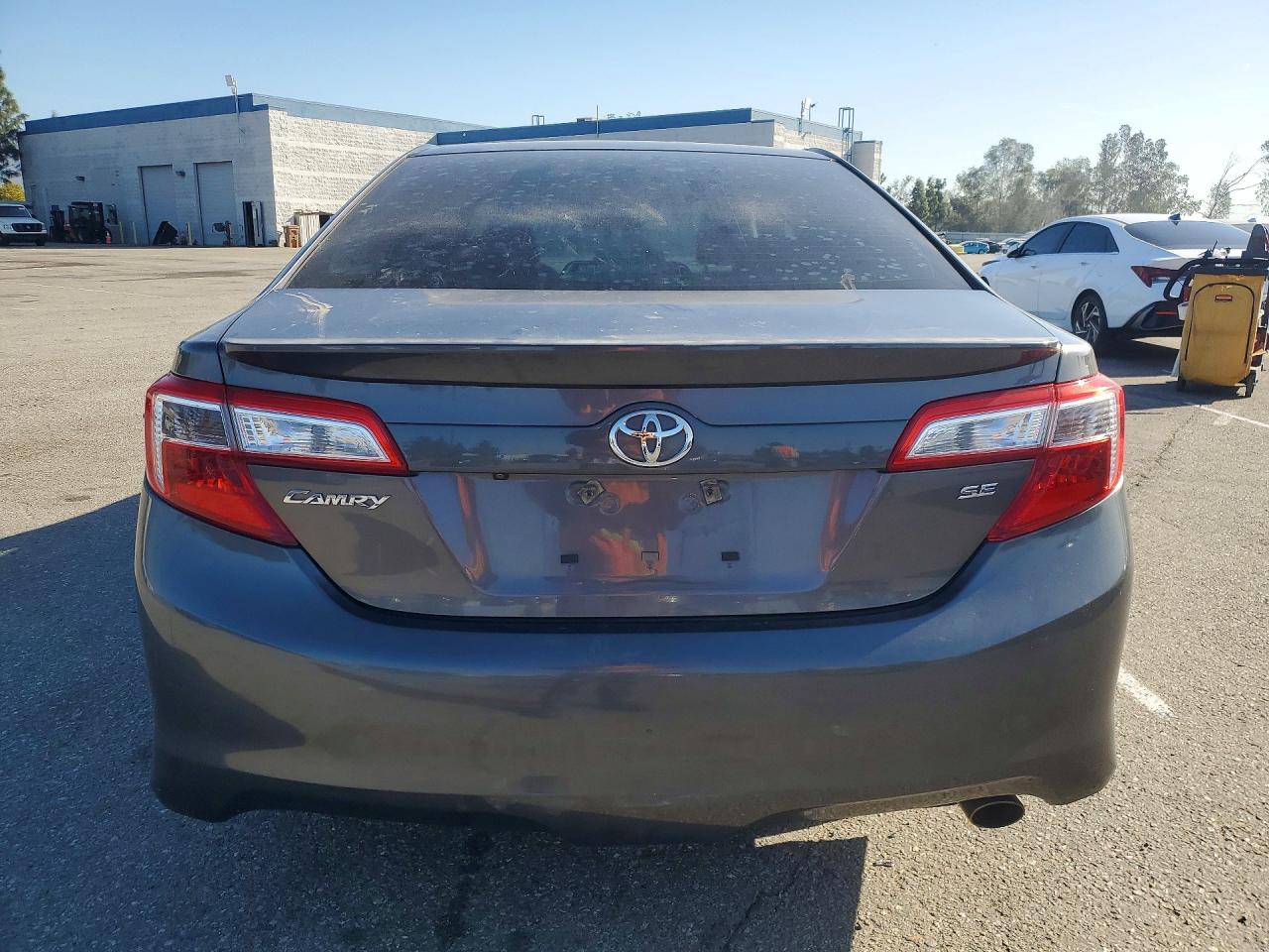 2014 TOYOTA CAMRY SE photo 11