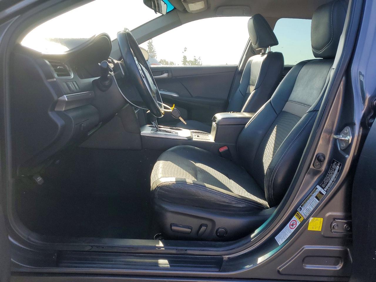 2014 TOYOTA CAMRY SE photo 13