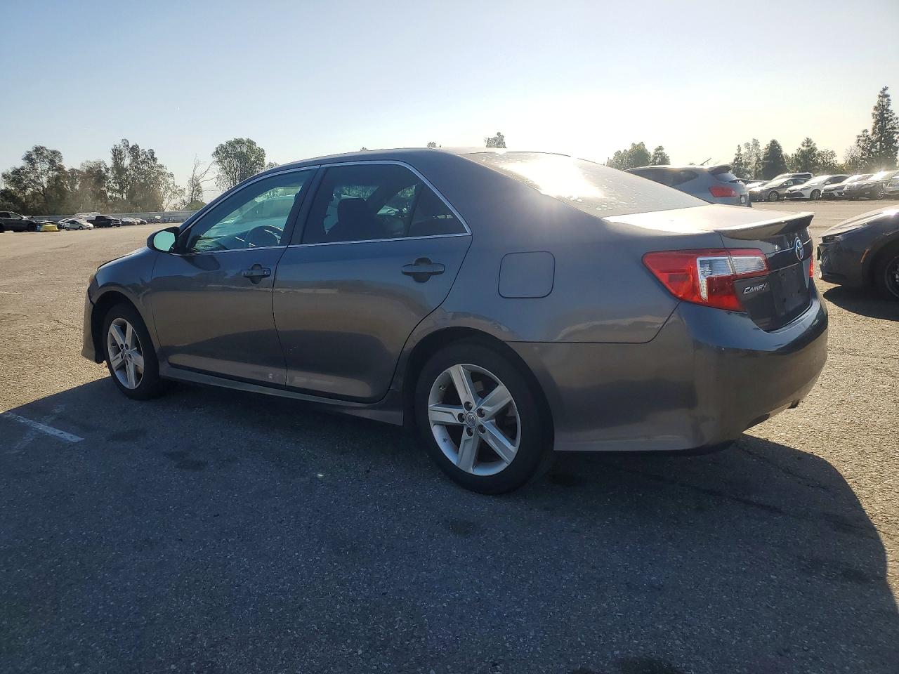 2014 TOYOTA CAMRY SE photo 3
