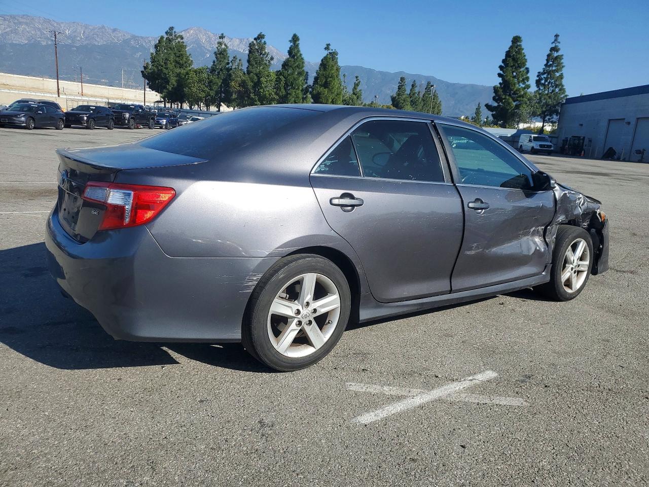 2014 TOYOTA CAMRY SE photo 5