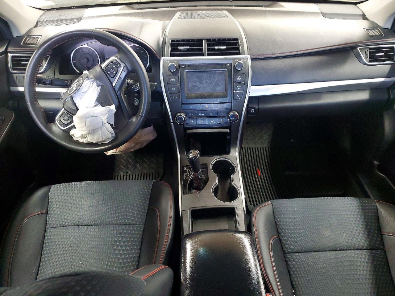 2015 TOYOTA CAMRY SE photo 8